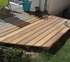 Suite de la terrasse, construction du palier pour l'escalier.