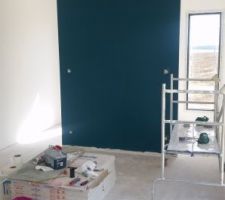 Mise en peinture de la suite parentale lin clair dulux Valentine et tete de lit scarab&eacute;e castorama.