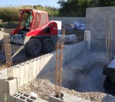Location d'un bobcat pour rentrer les 41 tonnes de gravies dans le garage