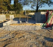 Le garage est enfin remblayé et pilonné, les gaines sont passés et les seuils coulés