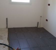 Debut de la pose du carrelage dans la buanderie format 30 x 60.