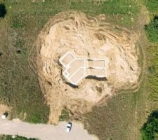 Petite photo bonus en drone pour bien se rendre compte des proportions et de la disposition sur le terrain
Le nord est en haut de l'image