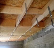 Mise en place suspentes plafond et isolation