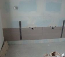 Carrelage et listel au niveau du meuble double vasque