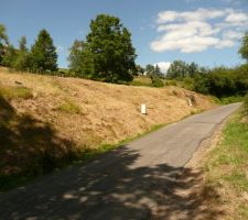 Rue devant le terrain. Logette EDF sur le talus