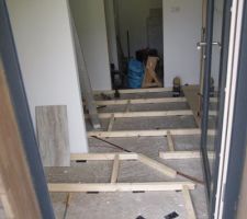 Après les murs, c'est au sol, lambourde avant le plancher