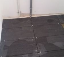 Pose du carrelage dans le WC du rdc.