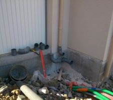 Attente pour un futur caniveau devant le garage