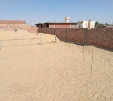 Début des travaux, délimitation de la zone et quadrillage à base de fils de fer pour marquer l'emplacement des futurs poteaux.