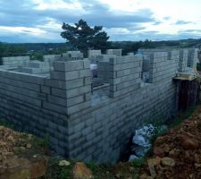 Le chantier avance à bon train, des fois même un peu trop vite pour une première maison.