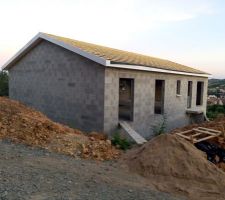 Charpente fermette, pose en 1 jour, mise en place des bandeaux et frisette PVC.