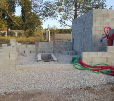 Mise en place des gaines et montage des murs du garage