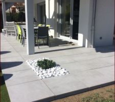 Finition des côtés de la terrasse et remise des terres.