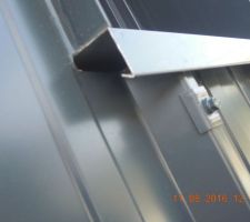 Il y a une ouverture de 2 cm de hauteur dans le bardage bac acier, qu' est-ce qui est prévu pour boucher cet espace ?