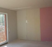 Le salon et sa plaque ignifug&eacute; pour le poele