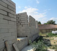 Vue porche, fen&ecirc;tre sdb et au fond fen&ecirc;tre chambre.