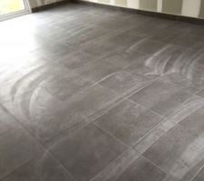 Carrelage terminé, vue de la salle à manger.