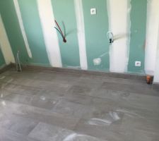 Carrelage terminé, vue de la salle de bain!