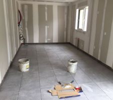 Carrelage terminé, vue de la Cuisine.