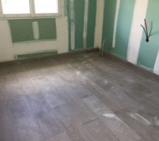 Carrelage terminé, vue de la salle de bain.