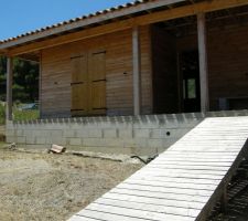 Le nettoyage du tour de la maison, à la main, pour ensuite passer dès qu'il fera moins chaud, de l'isolant goudronné sur le vide sanitaire. pour pouvoir remettre de la terre.
peut-être un petit drainage sur le derrière de la maison...Pour, comme le terrain est en pente, le coté droit de la maison n'étant pas recouvert de terre, il me faudra trouver une couleur . Si vous avez des idées d'une belle couleur qui irait bien avec le bois, je suis preneuse.
