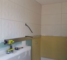 Faïence de la salle de douche de la suite parentale en cours.