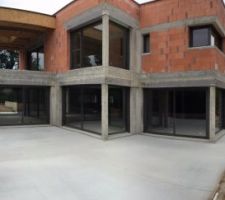 Terrasse vue d'ensemble avec trottoirs entourant la maison