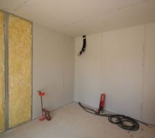 Les murs s'habille : une couche d'isolant, une couche de placo !