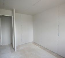 La chambre du fiston, huisserie posée,cloison placard posée.