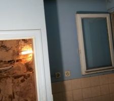Voici le mur qui faisait la séparation entre la cuisine et la salle de bain. Détruit hier pour ne faire qu'une seul et unique pièce : La salle de bain. La cuisine sera dans la grande pièce (je l'espère assez petite mais très fonctionnelle) Il fallait de toute façon descendre ce mur car une véritable éponge. Mur en plaque de plâtre.
