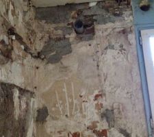 Mur salle de bain aujourd'hui encor du platre moisi à faire tomber.