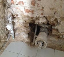 Coin gauche de la petite piece. Arrivé d'eau et évacuation toilette. Endroit extrèmement humide. Ne sait plus quoi faire???