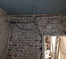 Mur et passage de la salle de bain à la grande pièce. Pas de linteau au dessus du passage Est-ce grave??? Je compte en poser un sauf si quelqu'un ( un professionnel) me dis 'nan ca à tenu jusqu'à présent pas besoin'