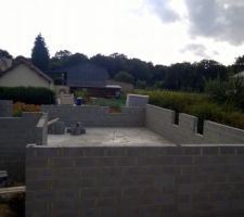 9 jours apr&egrave;s la pose de la dalle, le mur commence &agrave; s'&eacute;lever. Cela me para&icirc;t court 9 jours j'aimerai avoir vos avis svp merci !