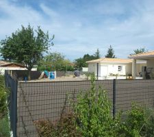 Installation des brise vue en attendant la pousse des arbres