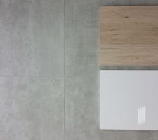 Carrelage de la pièce de vie avec la façade de la cuisine et le futur plan de travail