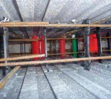 Passage des gaines dans le bloc, on voit aussi les nombreux fers filants et verticaux mis en place de manière à former une cage