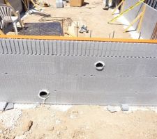 Reservation haute pour la ventilation du VS, réservation basse pour le passage des tuyaux du puits canadien à eau