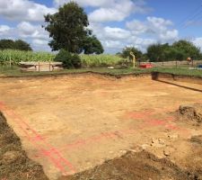 Terrassement terminé et traçage au sol par le maçon