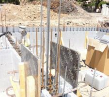 Gros coffrage pour le poteau central de la maison