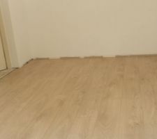 Pose du parquet dans la chambre