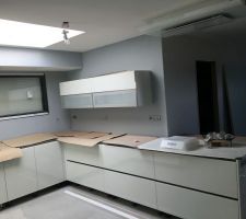 Cuisine marque Alno facades en verre, plans de travail en ceramique en attente