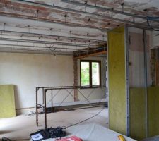 Pose de la laine de roche pour isoler le conduit de cheminer