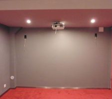 Le fond de la salle, video-projecteur suspendu par un pied court ancré dans le faux-plafond