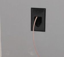 Plaque plastique pour une finition propre du  passage de cable de câble audio