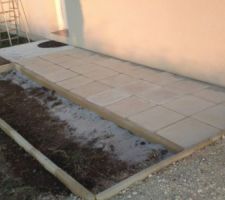 Allée en dalle avec jardinere devant