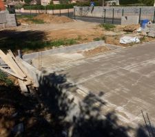 La dalle est faite, ils sont entrain de faire celle du garage