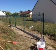 Clôture composée de panneaux rigides de 2,5 m avec soubassement en béton.