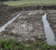 Coulage des semelles élargies avec la pluie