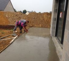 Petite terrasse " faites maison " avec des copains 30 m2 et pas chère (prix du béton uniquement)